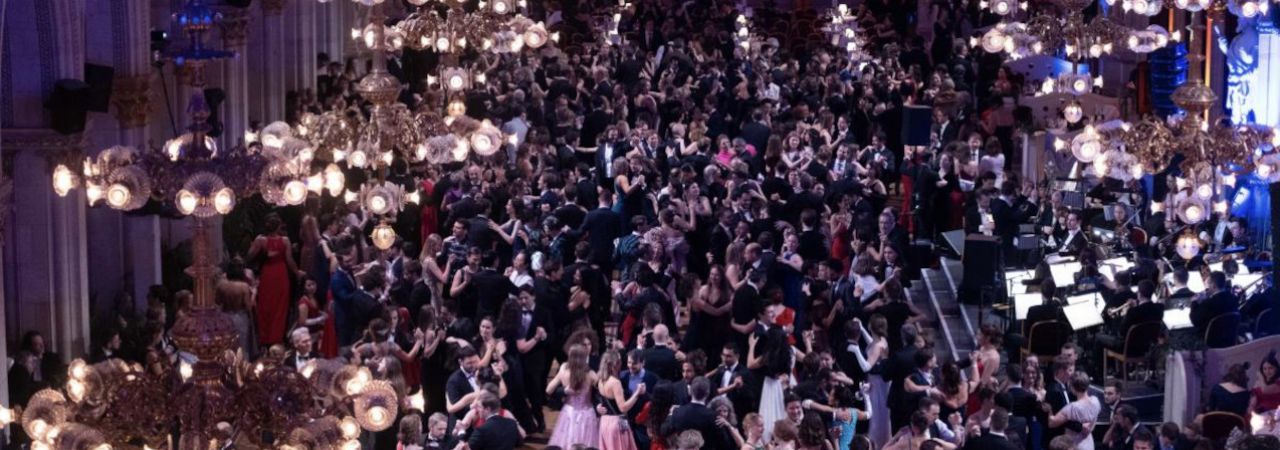 Tanzende Paare im Festsaal des Wiener Rathauses