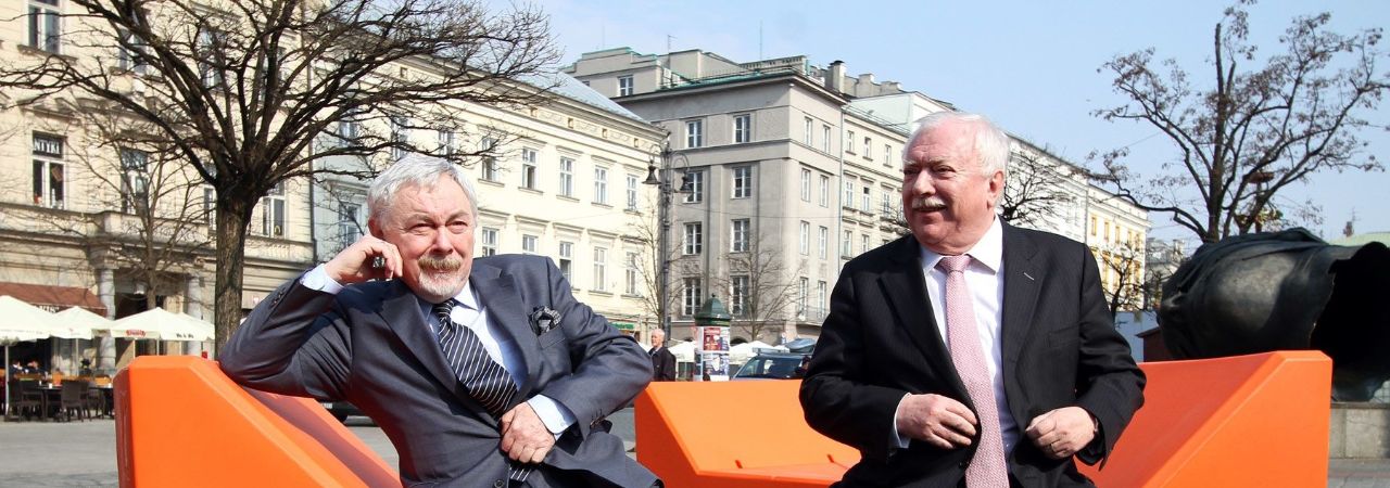 Die Bürgermeister von Wien und Krakau auf einem Sitzmöbel Viena