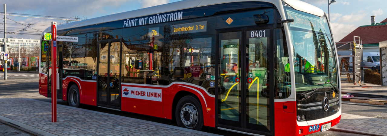 Autobus Mercedes eCitaro v červeném nátěru Wiener Linien