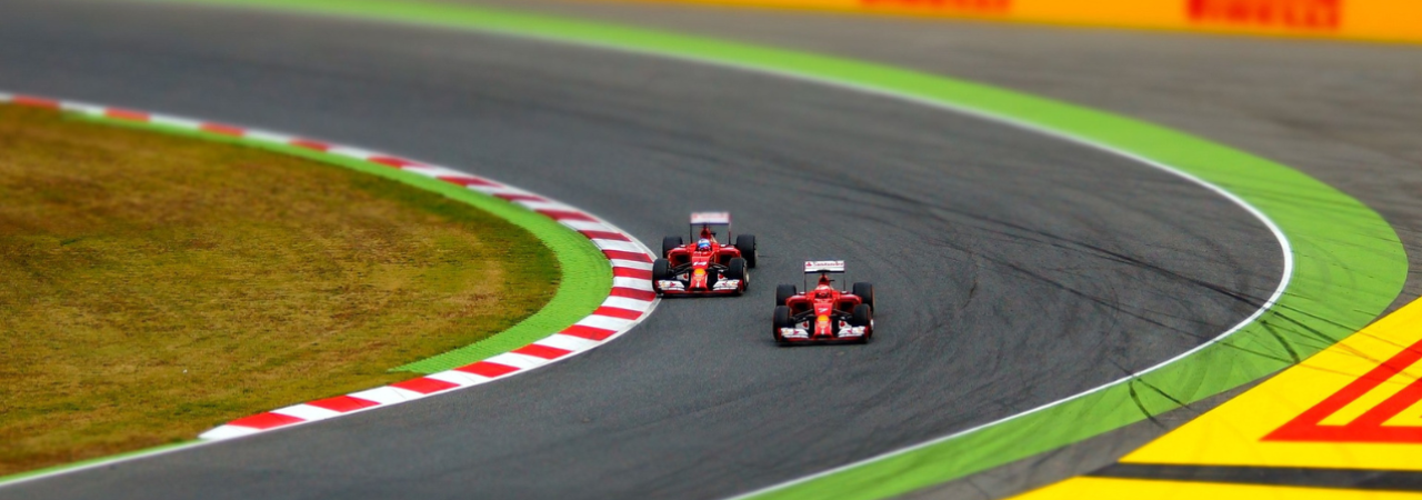 Dvě červené formule na závodním okruhu