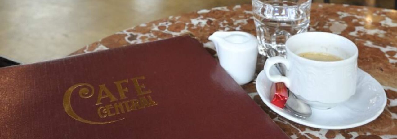 Tisch mit Kaffeetasse und Speisekarte im Café Central