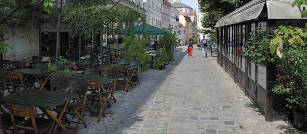 Leerer Gastgarten in Fußgängerzone