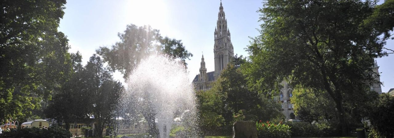 Wiener Rathaus, im Vordergrund ein Springbrunnen im Rathauspark