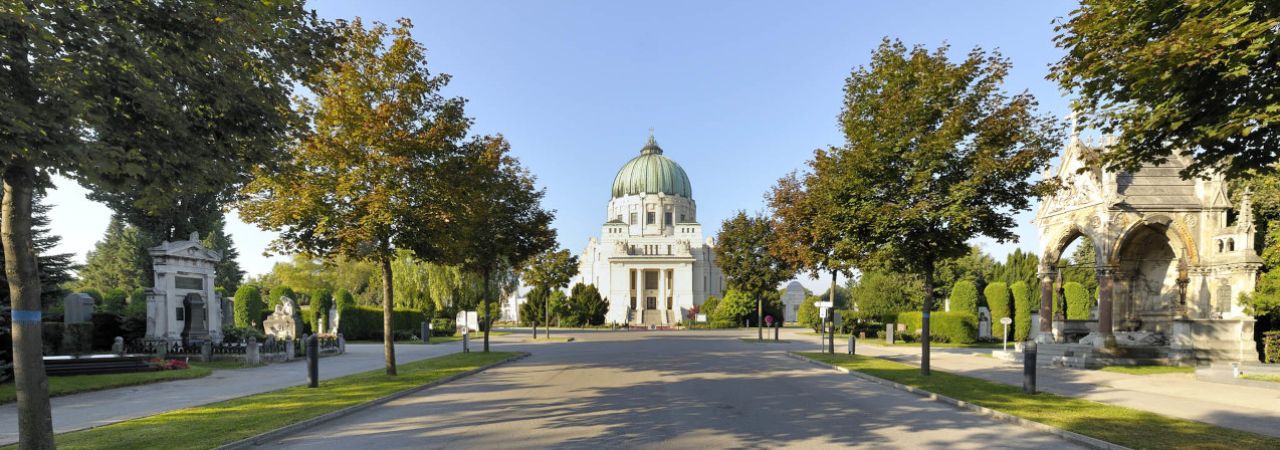 Hauptallee des Wiener Zentralfriedhofs mit Blick auf die Lueger-Kirche