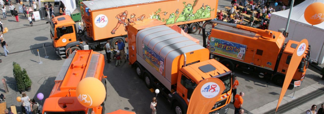 Ausgestellten Fahrzeuge aus dem Fuhrpark der MA 48 sowie Besucher*innen am Mistfest