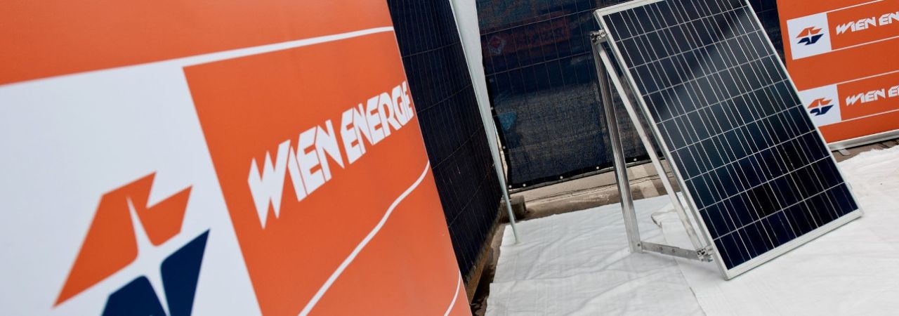 Photovolatikpaneele und Firmenlogo der Wien Energie