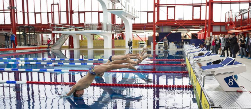 Schwimmwettkampf im Hallenbad