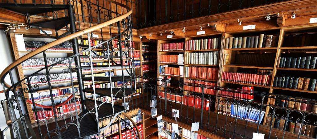 Bücherregale und Wendeltreppe in der Wienbibliothek