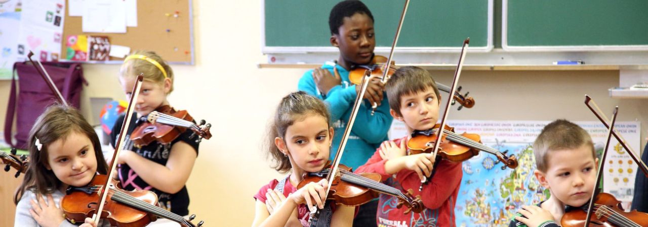 Kinder mit Streichinstrumenten