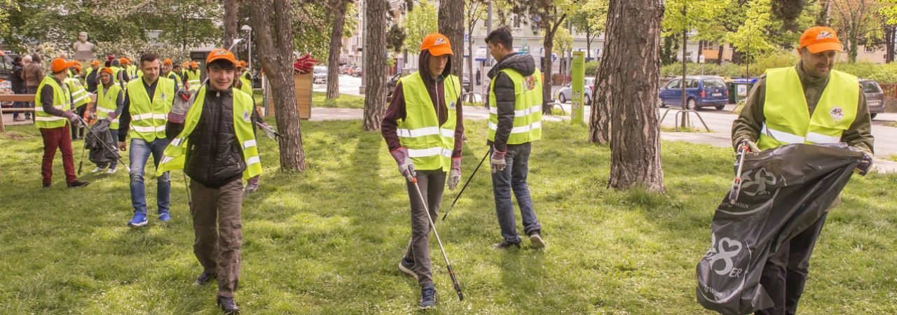 Junge Menschen beim Säubern einer Parkanlage