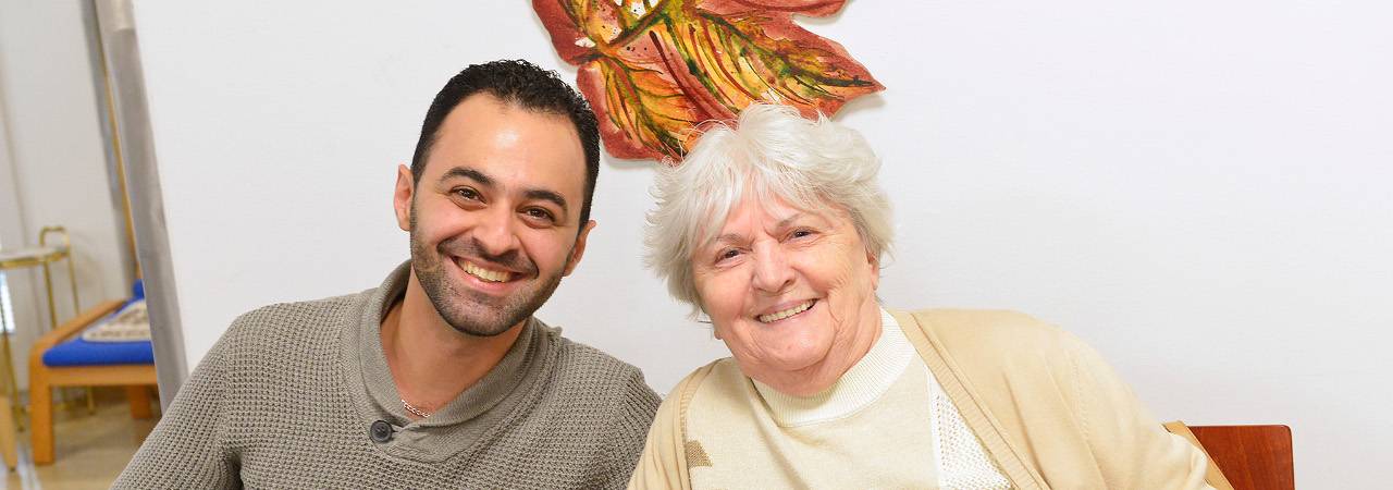 Junger Mann mit Seniorin