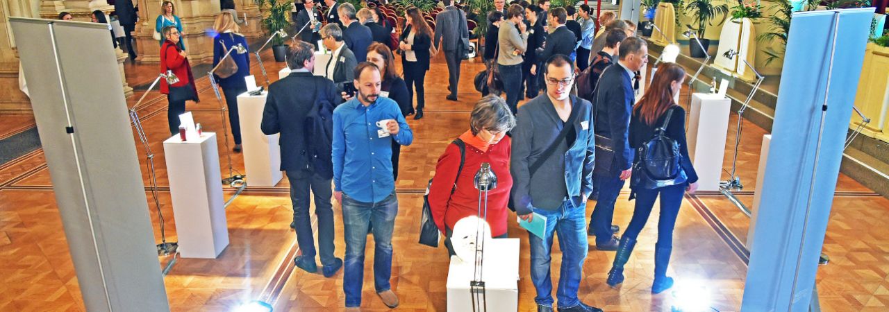 Besucher*innen der dritten Innovationskonferenz betrachten neue Technologien.