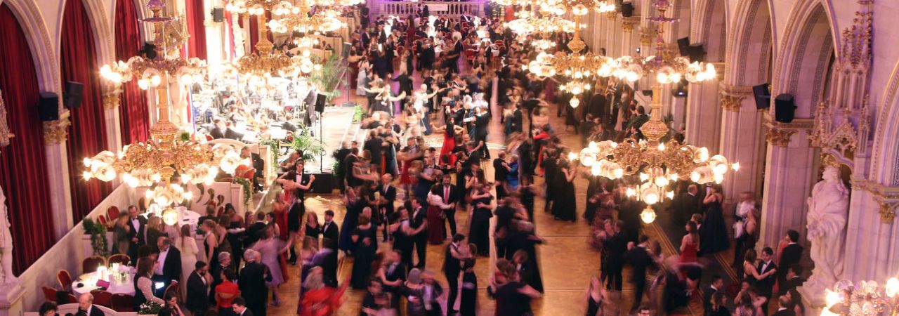 Tanzende Ballgäste im Festsaal des Wiener Rathauses.