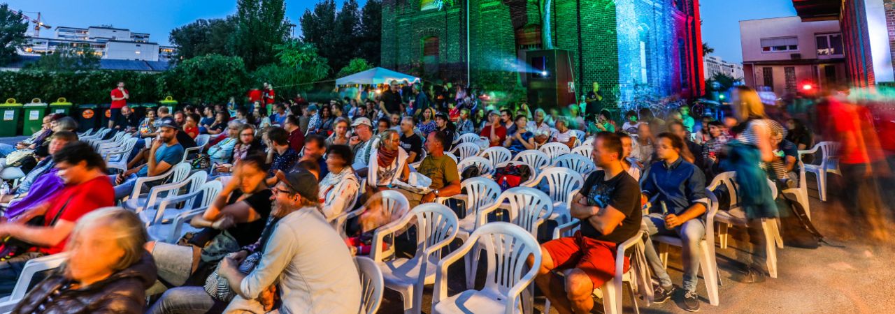Publikum bei einer Open Air-Kinovorführung