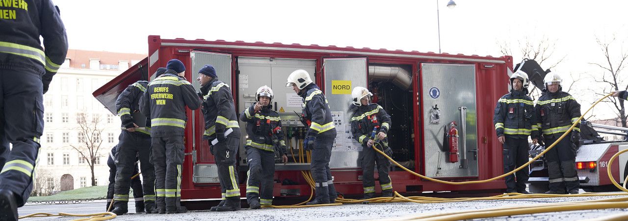 Feuerwehrleute führen eine Notstromprobe durch