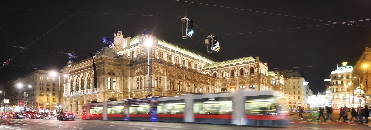 Beleuchteter Opernring bei Nacht