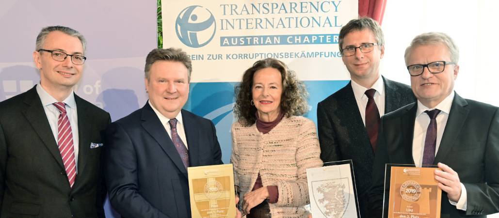 Bürgermeister Michael Ludwig nimmt Urkunde von Transparency International entgegen