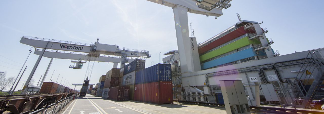 Containerverladung im Hafen Wien