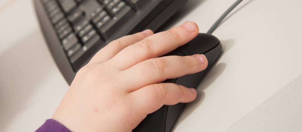 Kinderhand an Computermaus