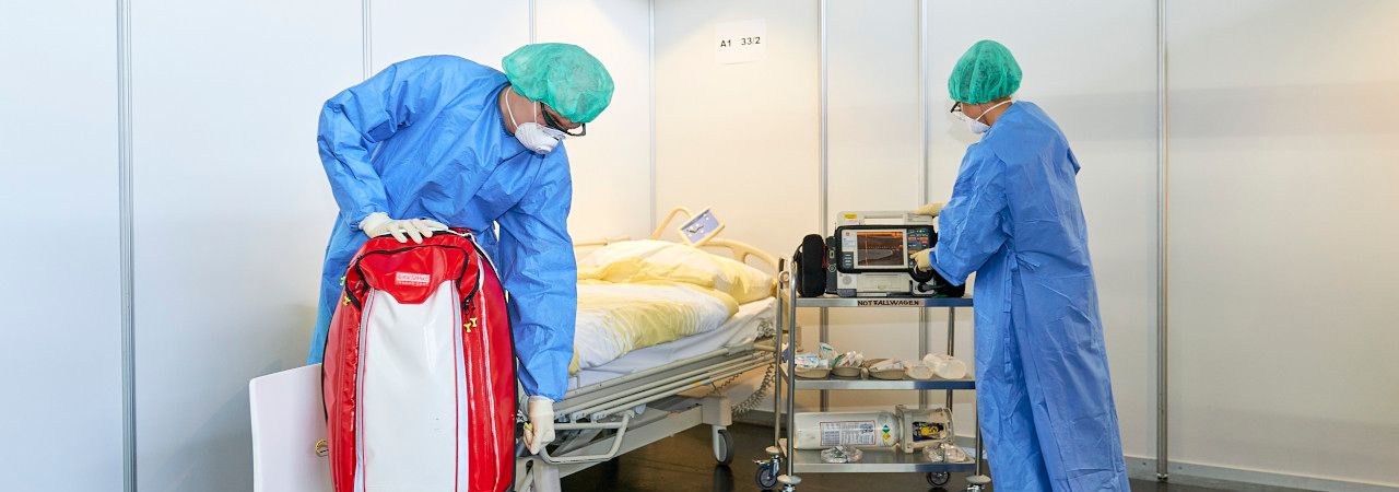 Pflegerin und Pfleger bei der Arbeit