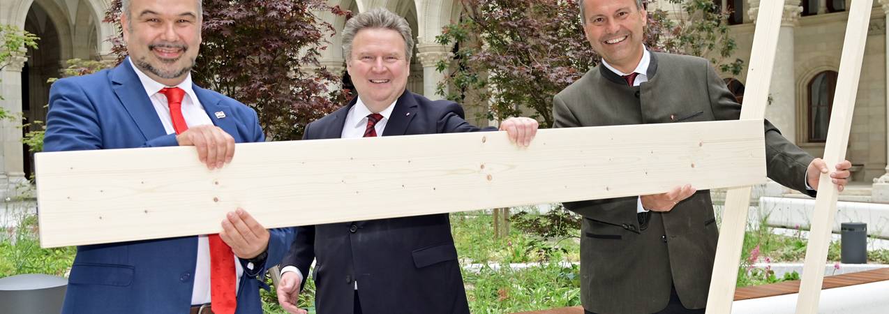 Wiens Bürgermeister Michael Ludwig mit Kroatiens Botschafter Daniel Glunčić (links) und dem Wiener Forstdirektor Andreas Januskovecz (rechts)