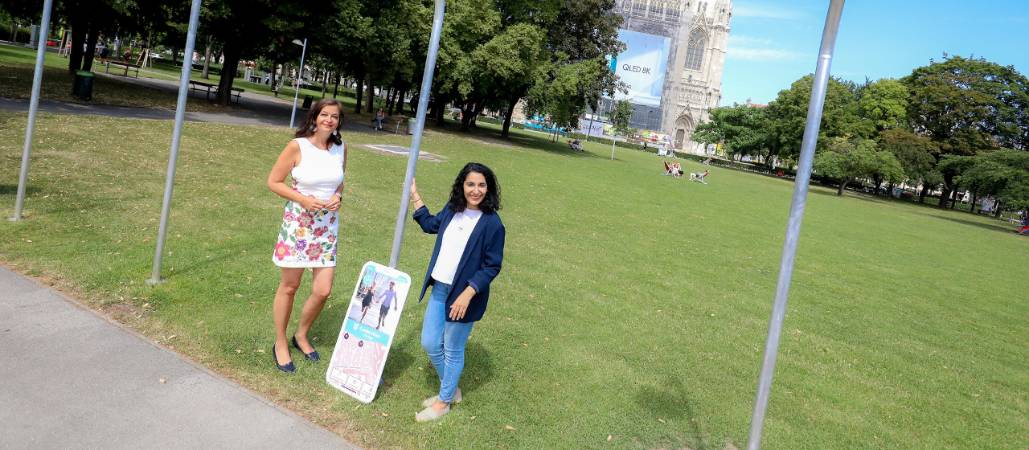 Umweltstadträtin Ulli Sima und Bezirksvorsteherin Saya Ahmad präsentieren die neue App 'Cooles Wien“.