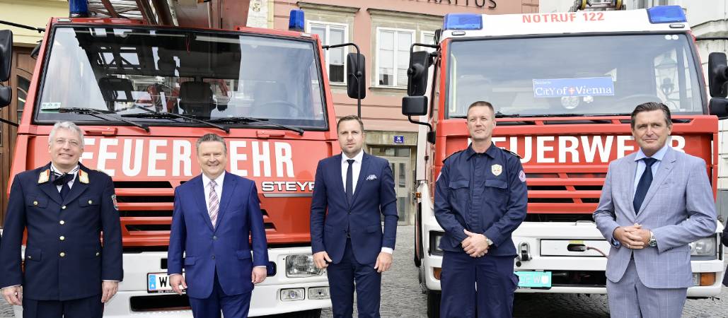 Bürgermeister Ludwig (Zweiter von links), rechts daneben Bürgermeister Skaka mit weiteren offiziellen Vertreter vor Feuerwehrfahrzeugen