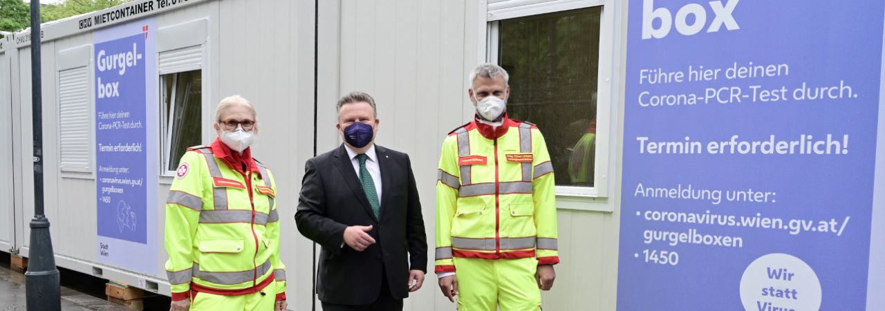 Bürgermeister Michael Ludwig (Mitte) mit MedizinerInnen vor 'Gurgelbox'