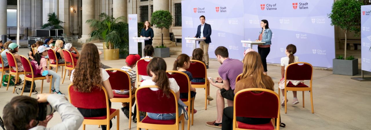 Bildungsstadtrat Wiederkehr im Kinder- und Jugendparlament