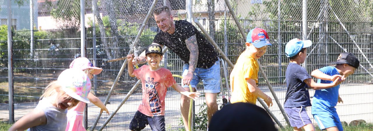 Spielende Kinder mit Betreuer