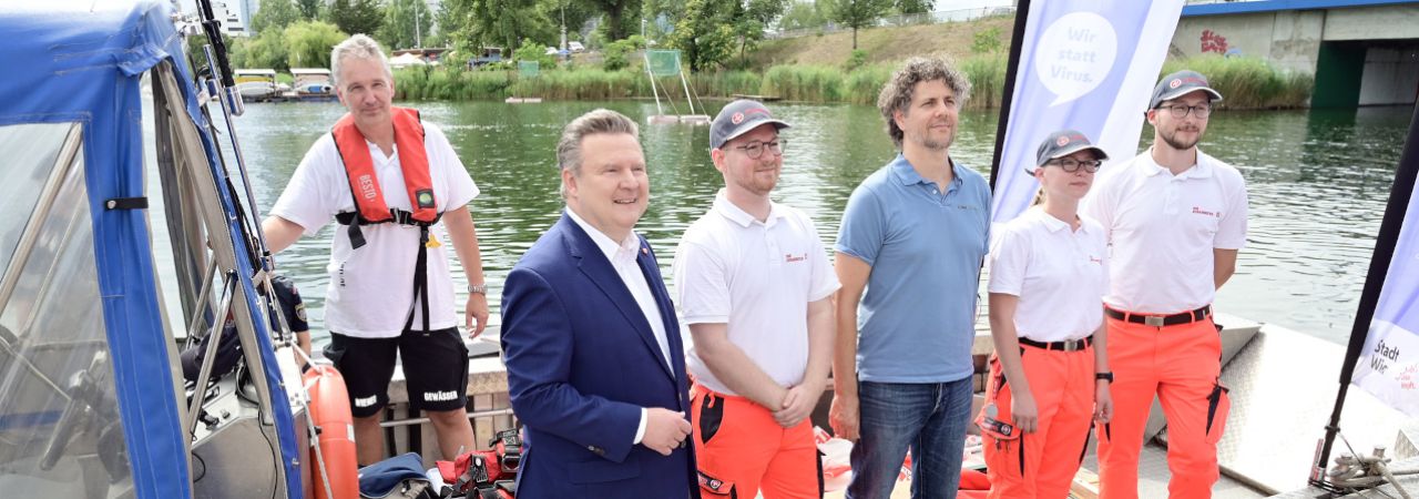 Bürgermeister Michael Ludwig mit Impfteam auf Impfboot