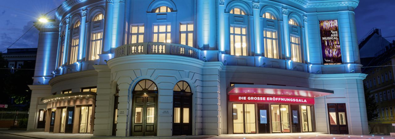 Außenansicht des Raimund-Theaters in der Dämmerung