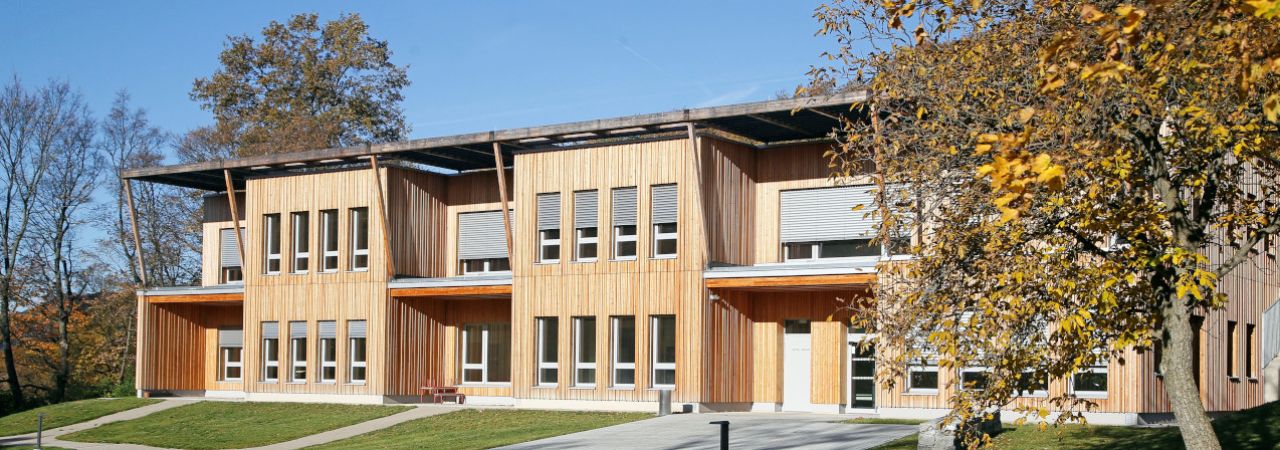 Zweistöckiges Gebäude in Holzbauweise