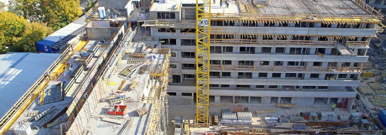 Baustelle mit Kran