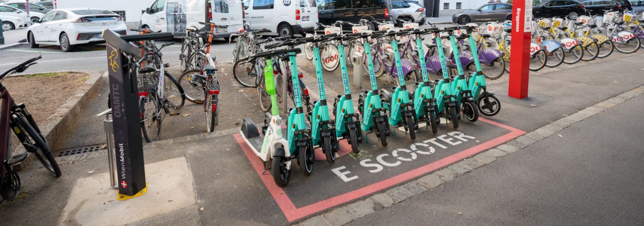 Abstellfläche mit geparkten E-Scootern