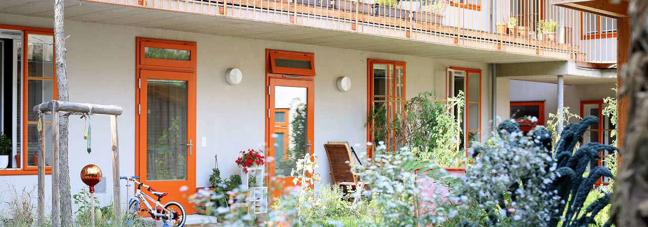 Mehrparteienwohnhaus mit Garten