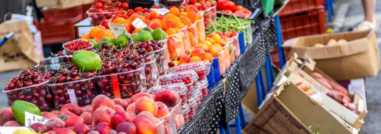 Obst und Gemüse auf einem Marktstand