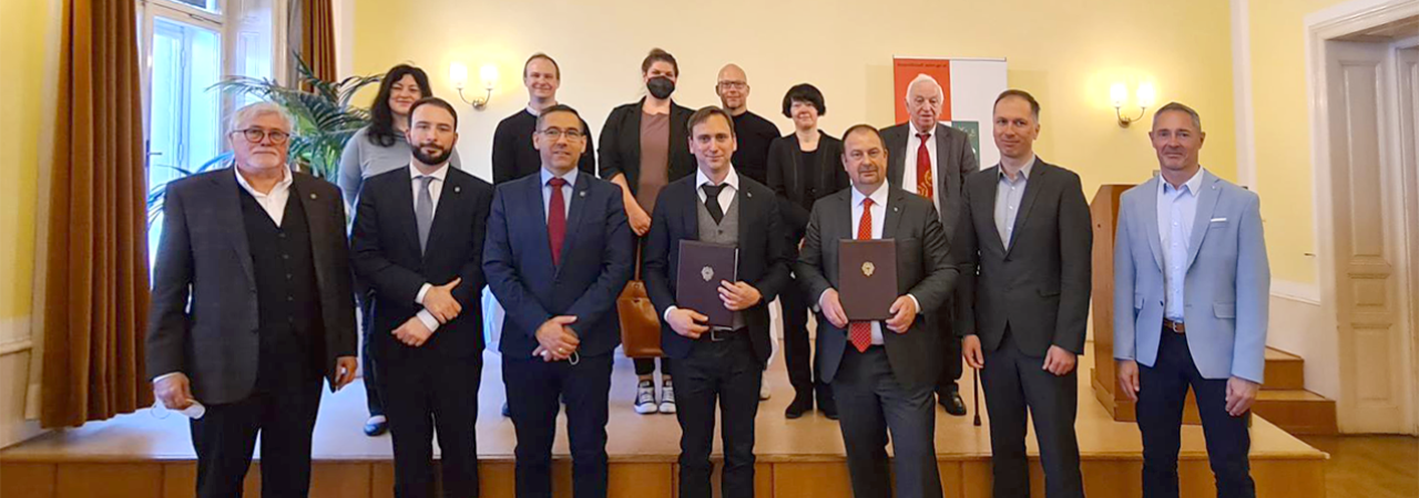 Gruppenbild mit Vertreter*innen der zweiten Bezirken Bezirke von Wien und Budapest