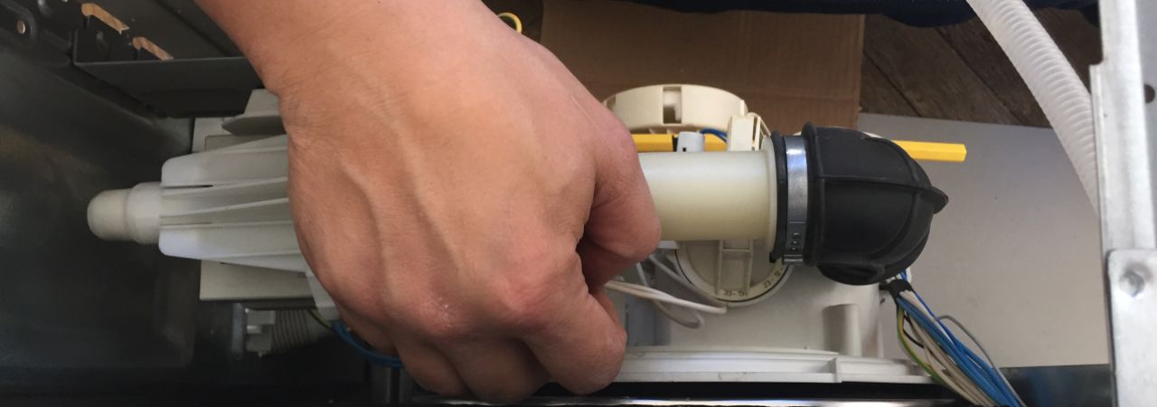 Hand schraubt an technischem Gerät