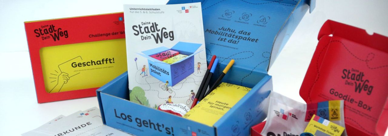 Drei Papierboxen mit Unterrichtsmaterial zu 'Deine Stadt. Dein Weg'