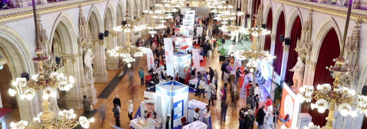 Informationsstände zum Frauentag im Festsaal des Wiener Rathauses