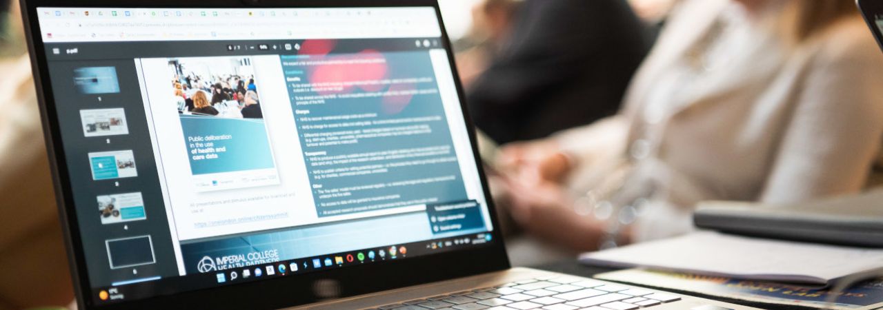 Laptop-Bildschirm mit Artikel