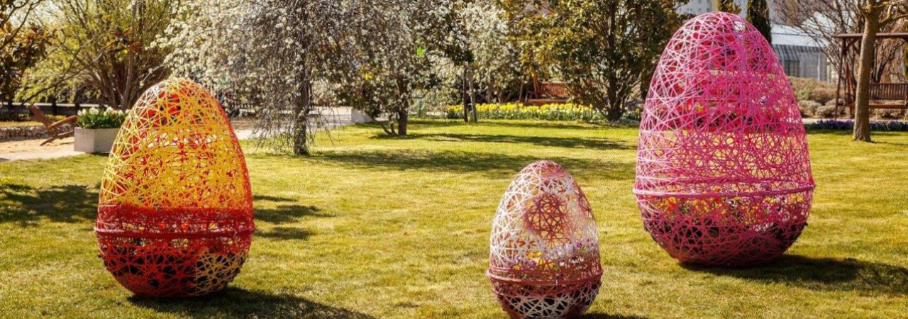 Überdimensional bunte Ostereier auf einer Wiese in den Blumengärten Hirschstetten.