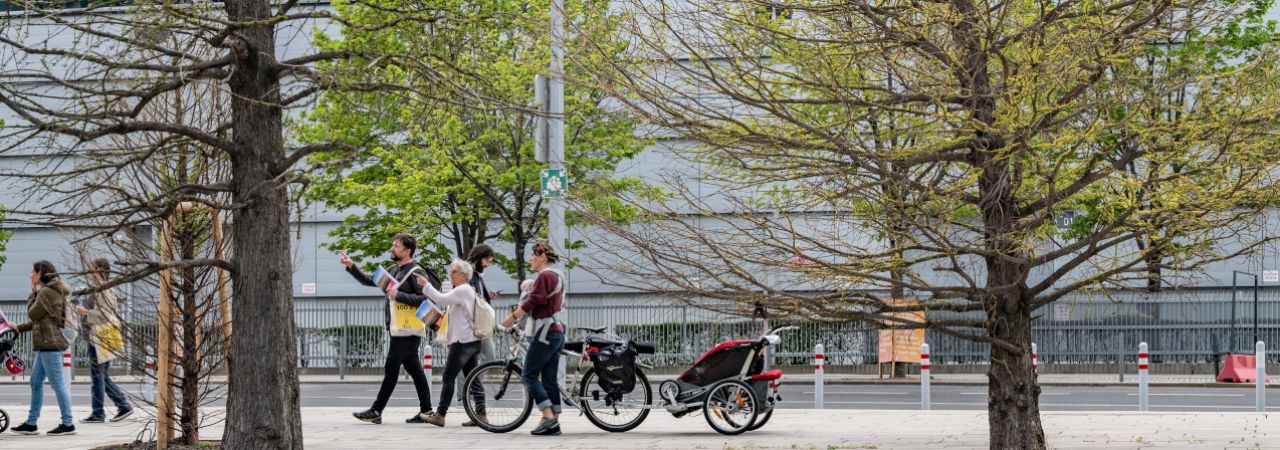 Menschgruppe bei einer Führung zur Stadtentwicklung