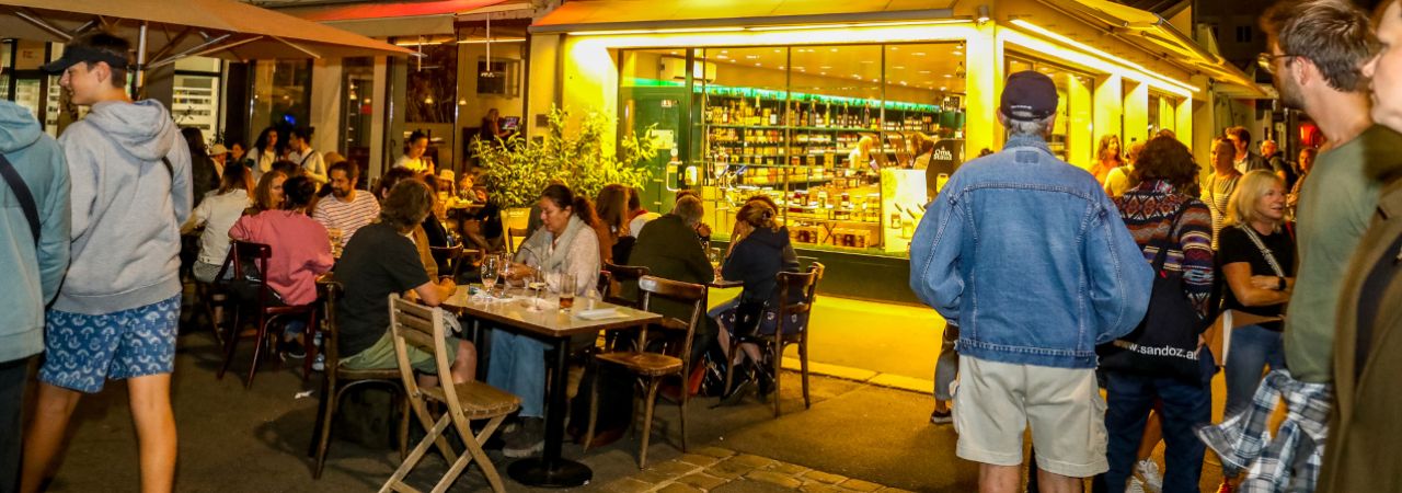 Besucher*innen bei der Langen Nacht der Wiener Märkte am Yppenplatz