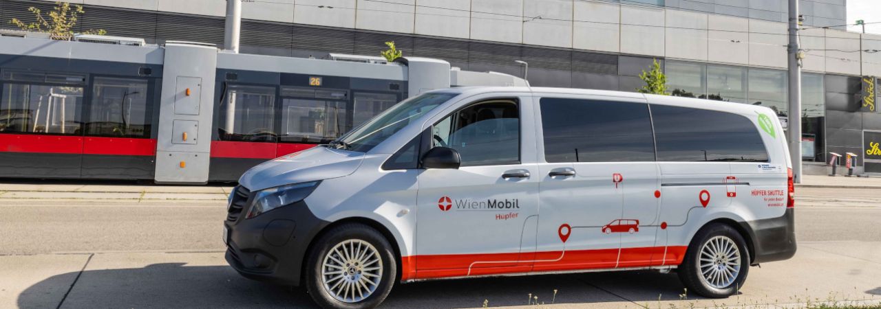 WienMobil Hüpfer vor einer Straßenbahn- und U-Bahn-Station