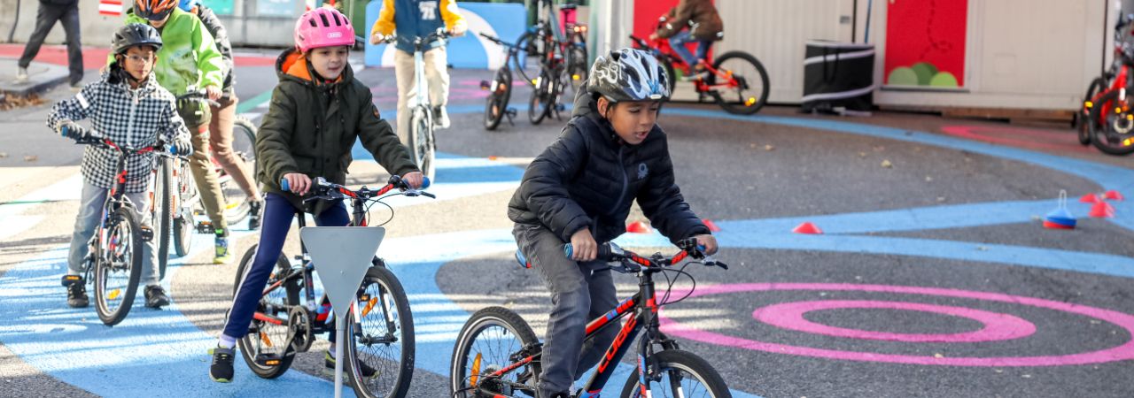 Kinder üben Rad fahren in einem Pacours
