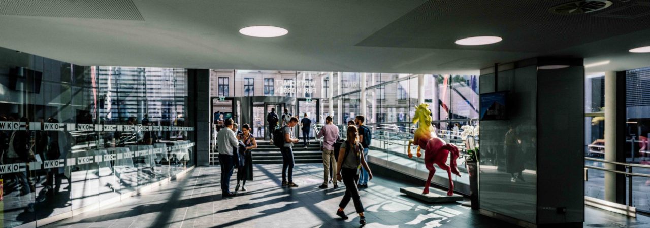 Menschen in einem Foyer.