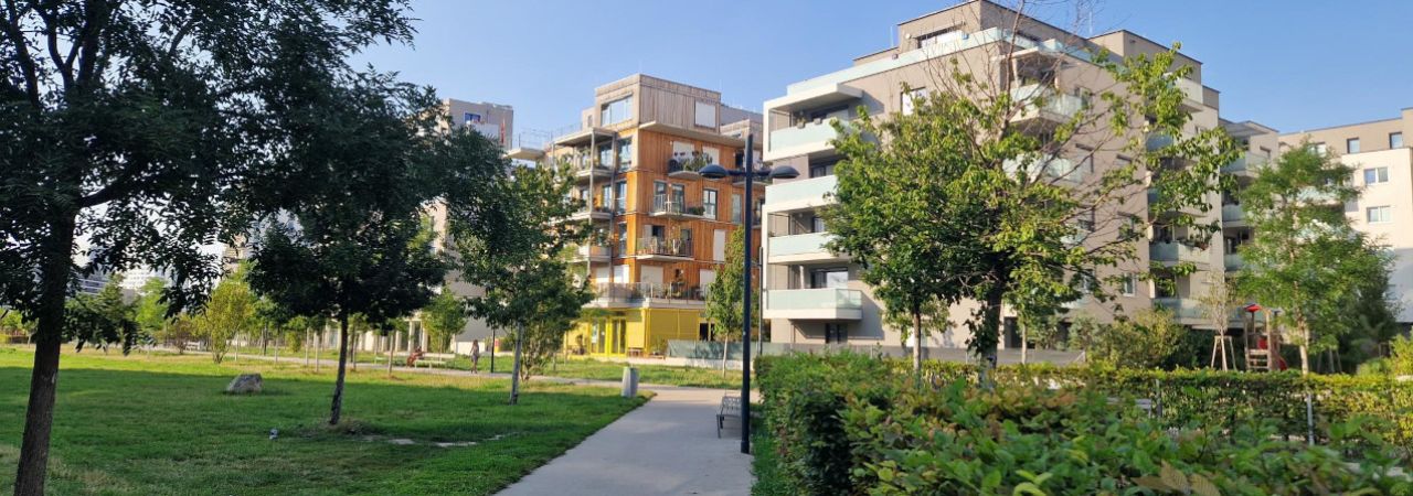 Moderner, begrünter Stadtteil