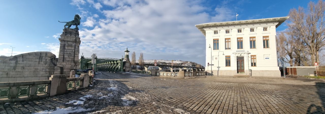 Otto-Wagner-Gebäude am Brigittenauer Sporn mit Brücke und Löwendenkmal